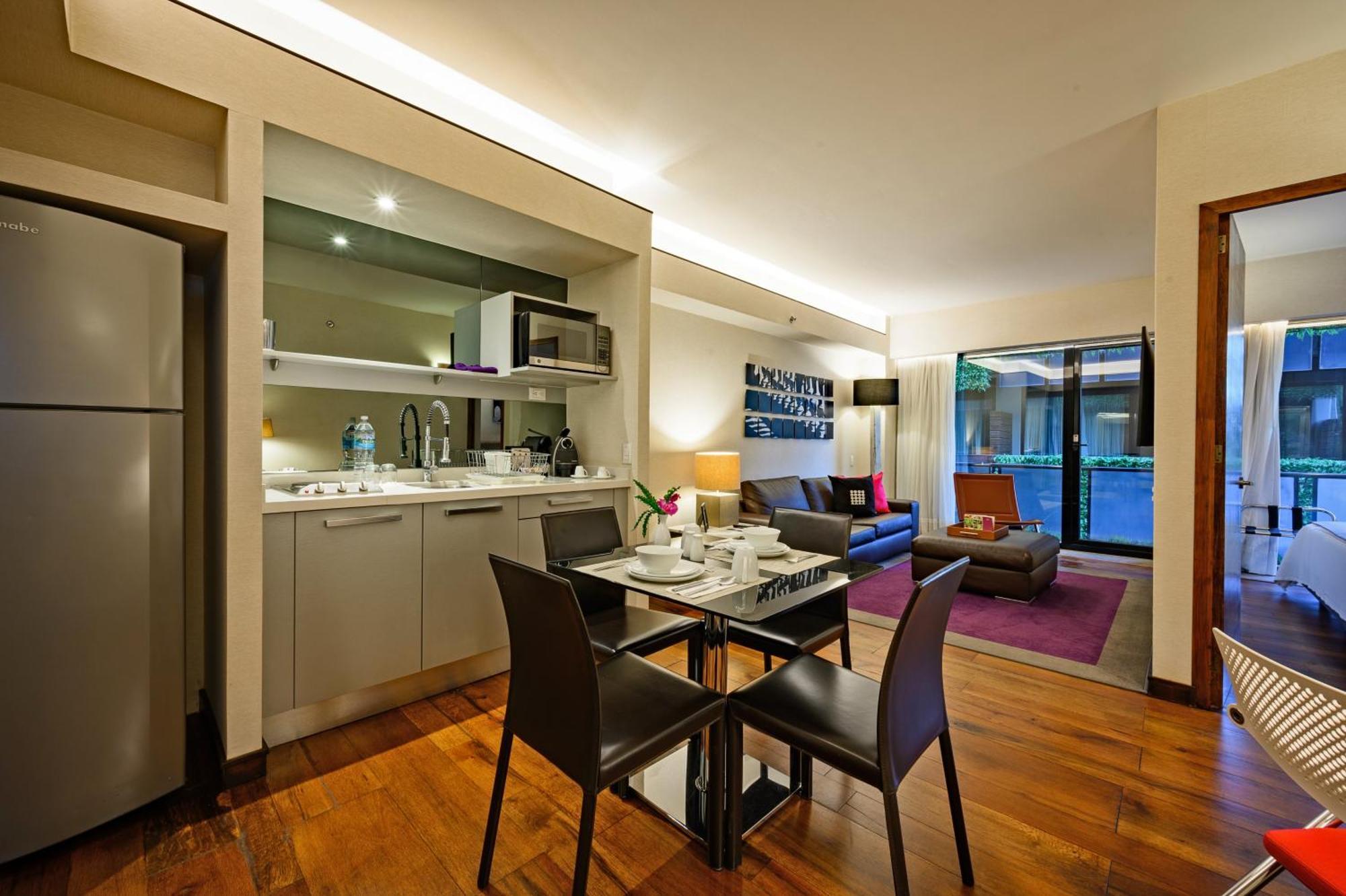 Las Suites Campos Eliseos Città del Messico Esterno foto