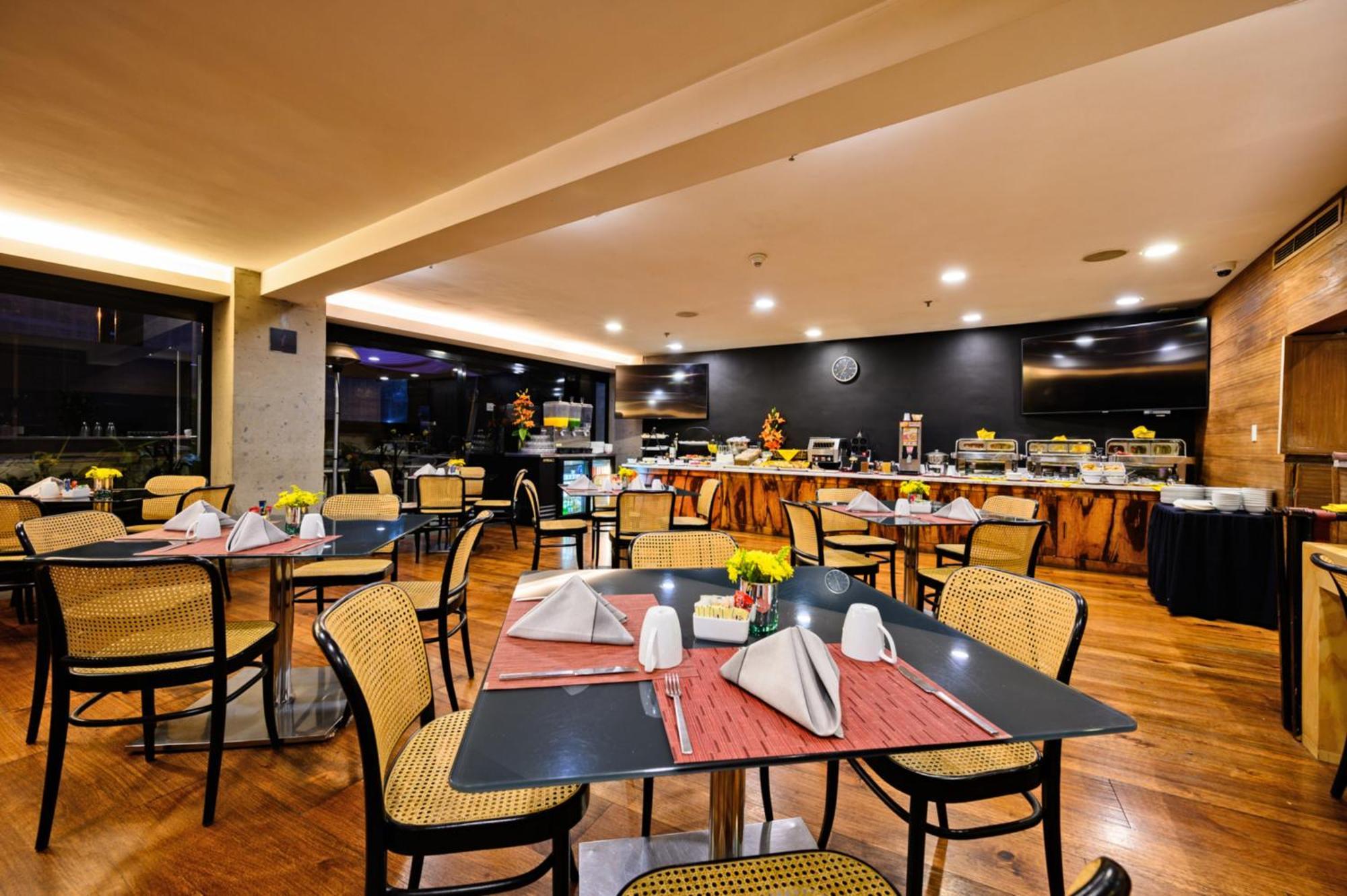 Las Suites Campos Eliseos Città del Messico Esterno foto